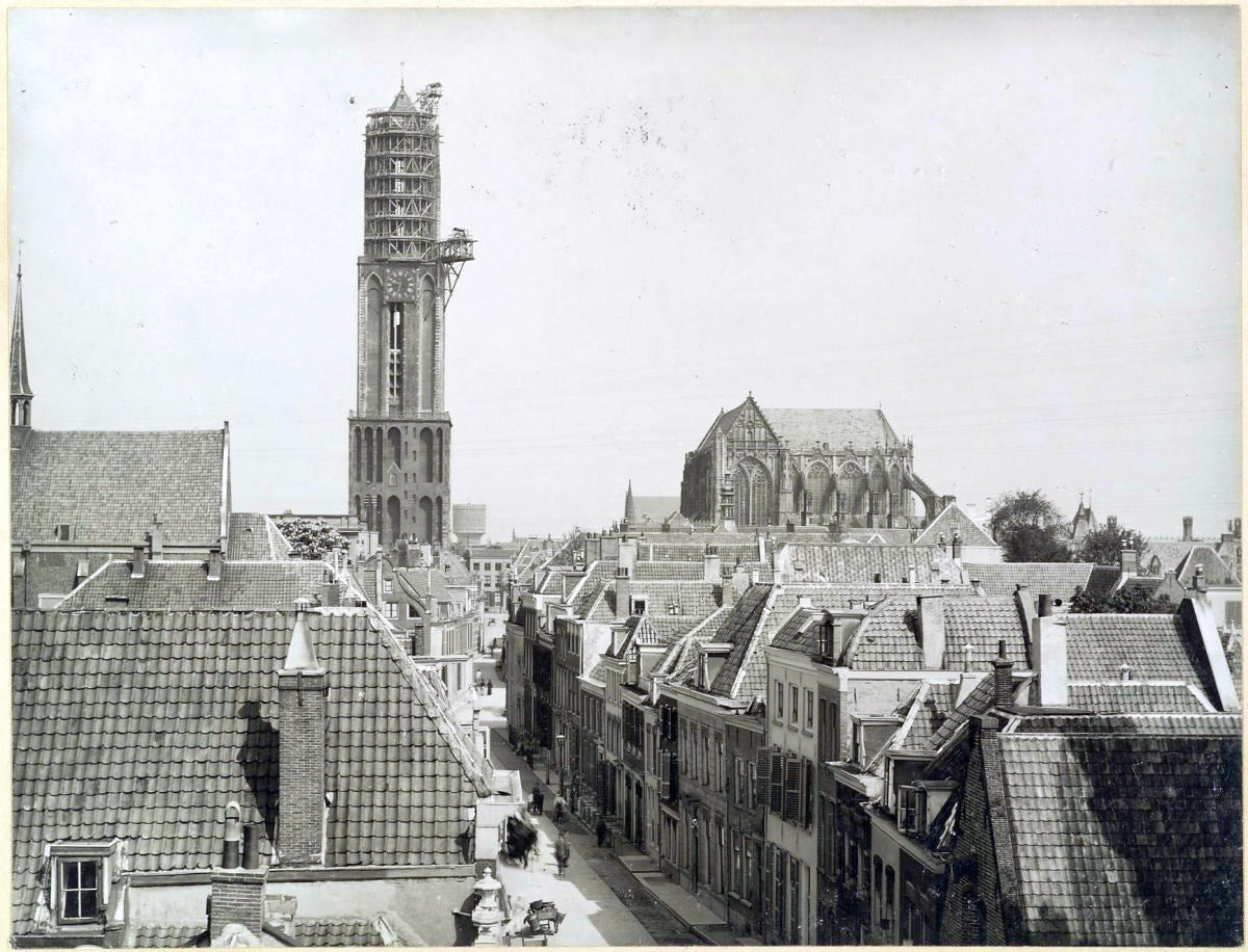 Domtoren en Domkerk in Utrecht gezien vanuit een hoog standpunt