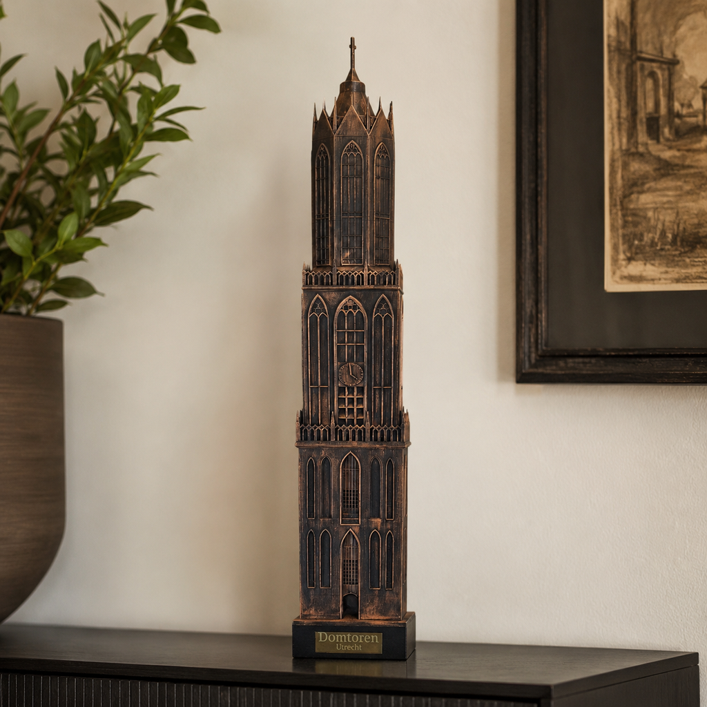 Sfeerfoto van Domtoren Utrecht met voet, zwart-brons