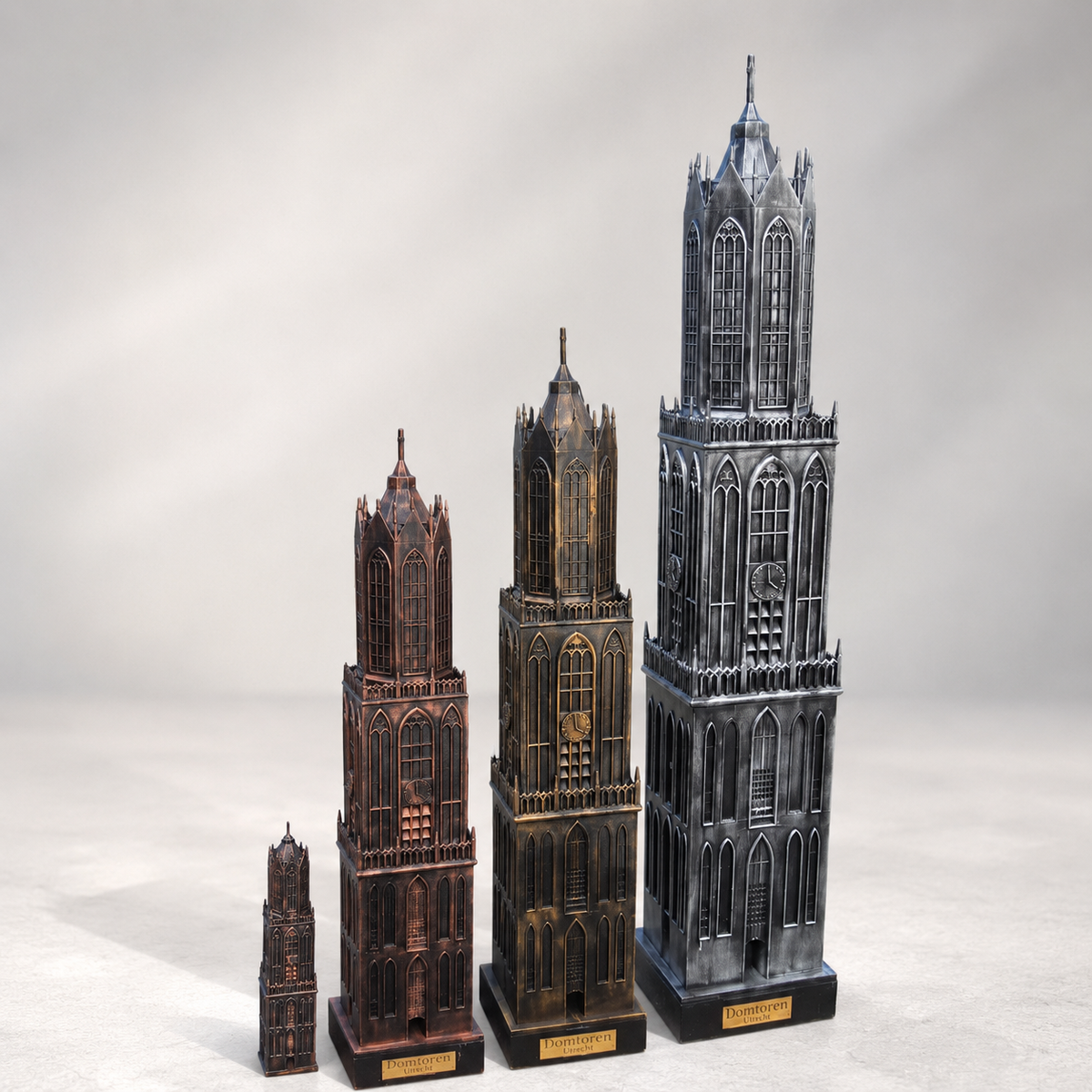 Matenoverzicht van Domtoren Utrecht met voet, zwart-brons