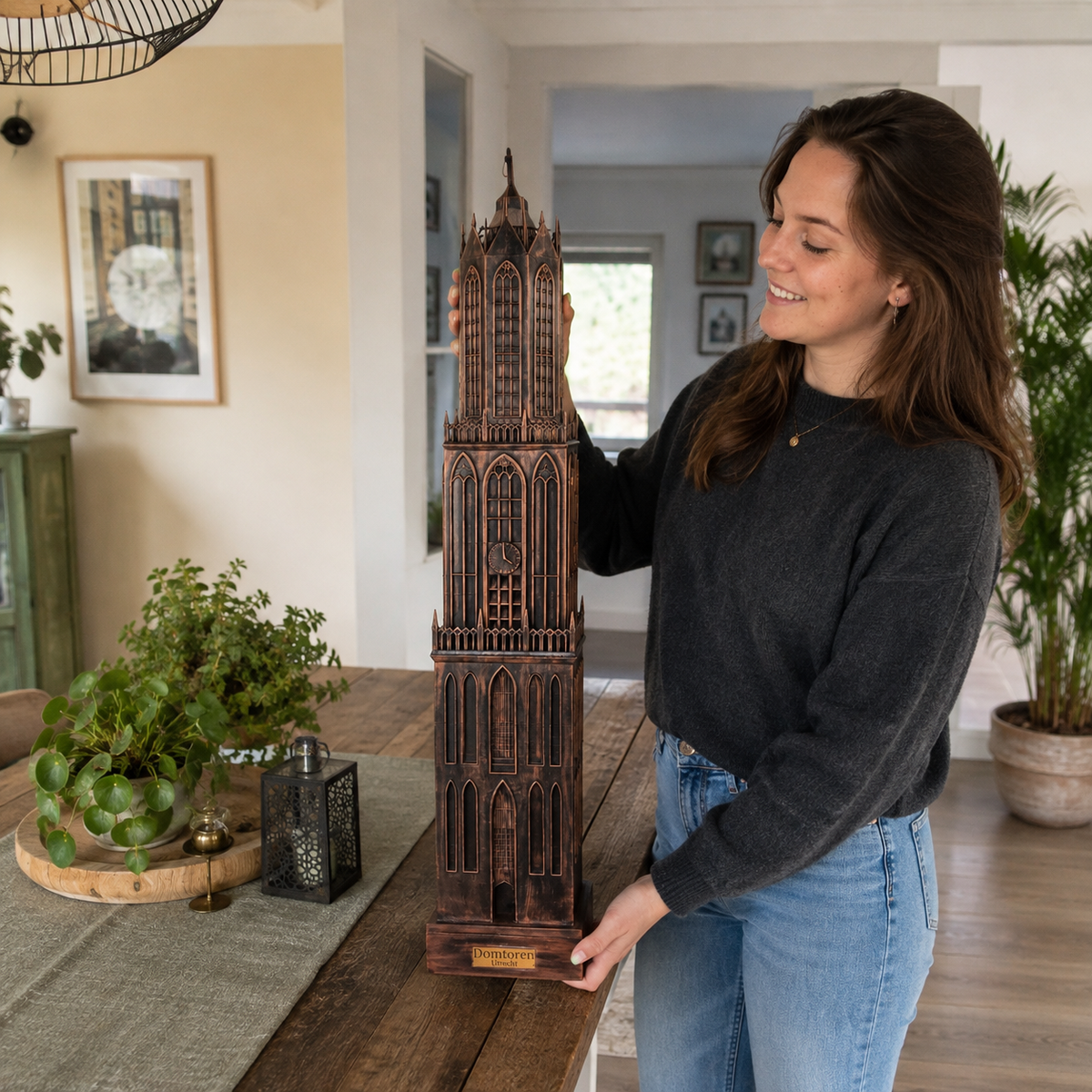 Schaalbeeld van het grootste formaat Domtoren Utrecht met voet, zwart-brons