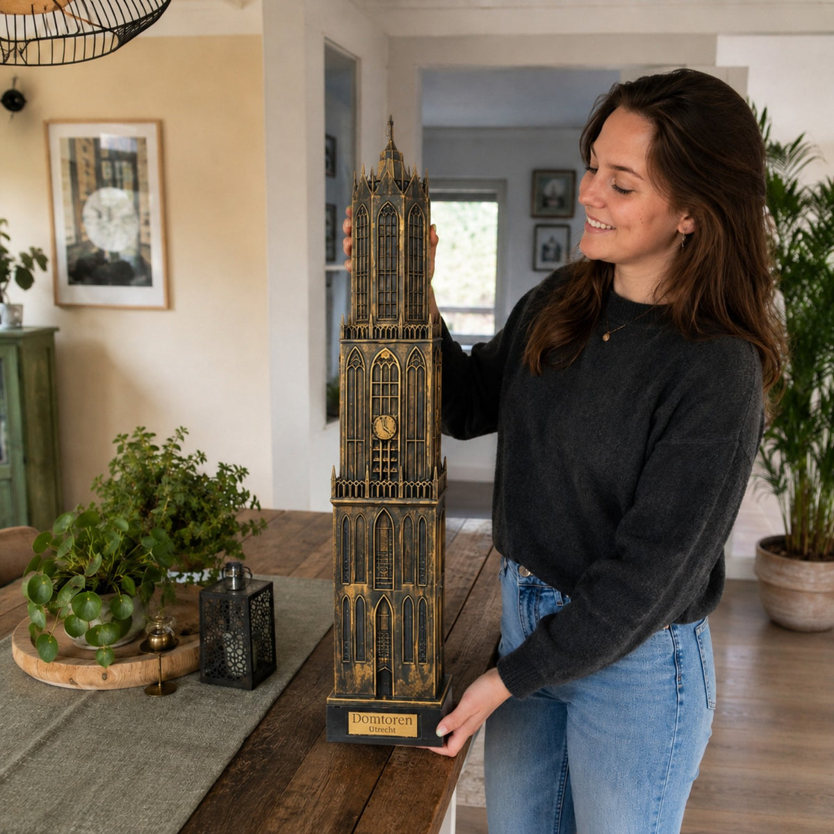 Schaalbeeld van het grootste formaat Domtoren Utrecht met voet, zwart-goud