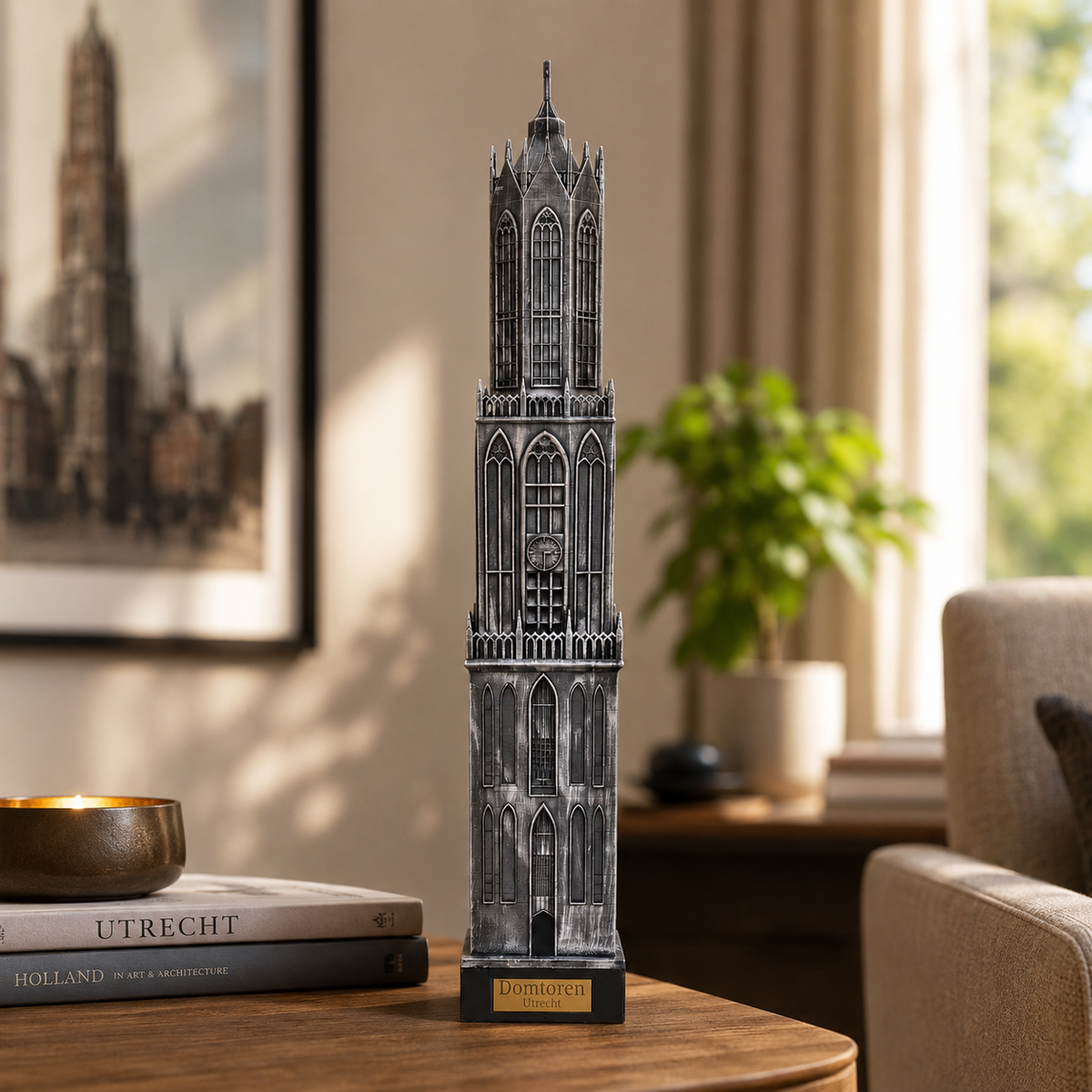 Sfeerfoto van Domtoren Utrecht met voet, zwart-zilver