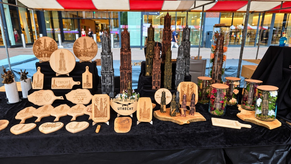 Marktkraam van Domstad Cadeaus met Utrechtse cadeaus en Domtorens