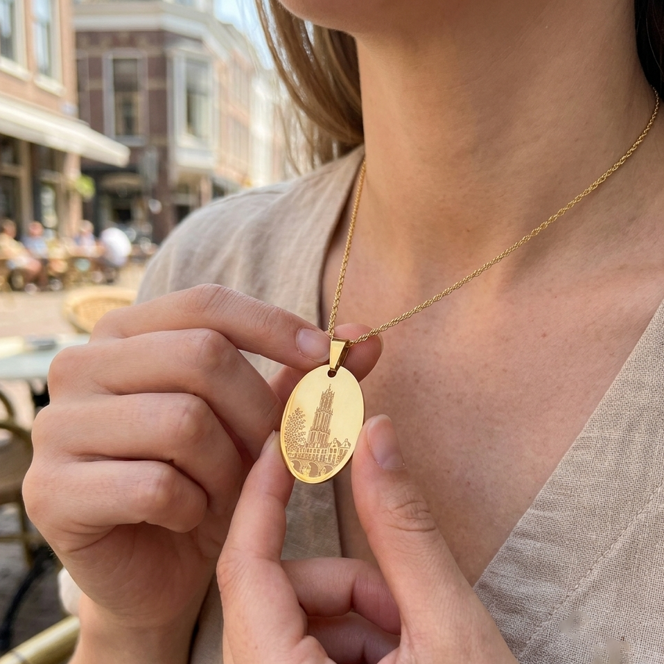 Utrecht ketting met ovale Domtoren-hanger in gebruik