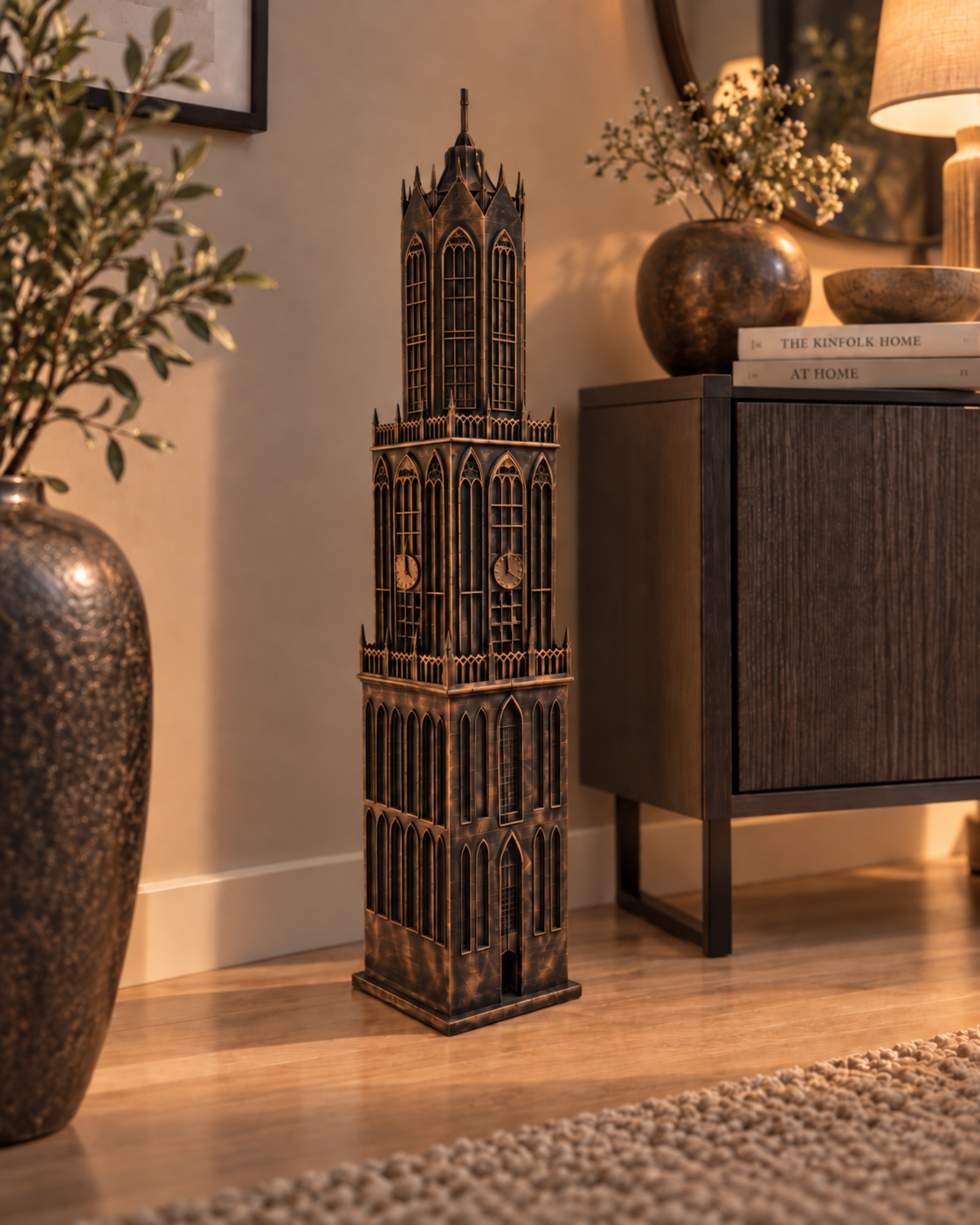 Sfeerfoto van het grootste model Domtoren Utrecht zonder voet, zwart-brons