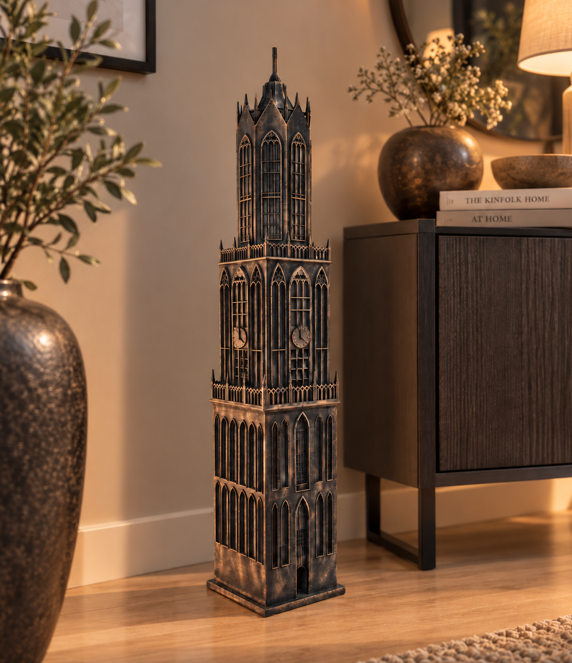 Sfeerfoto van het grootste model Domtoren Utrecht zonder voet, zwart-zilver