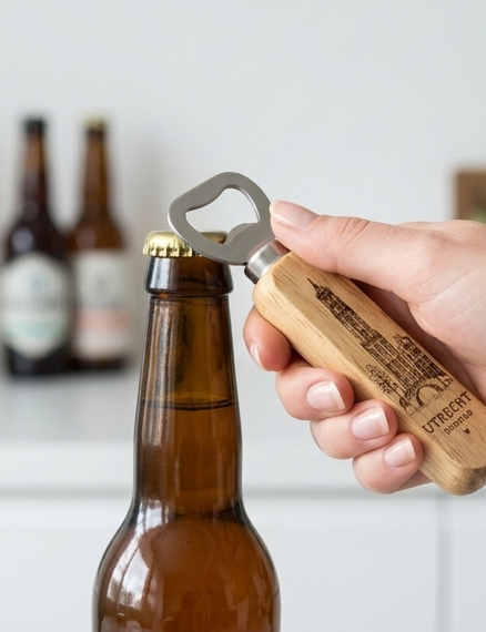 Utrecht bieropener met bamboe handvat in gebruik