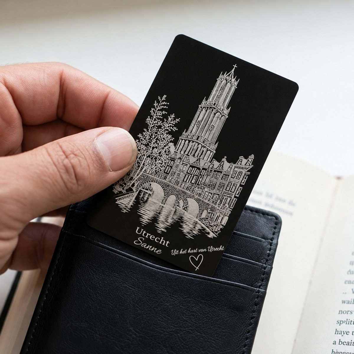 Utrecht portemonneekaart met Domtoren in gebruik
