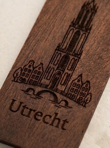 Detail van Walnoothouten sleutelhanger Utrecht met Domtoren