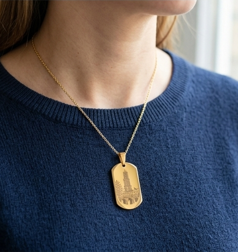 Utrecht ketting met langwerpige Domtoren-hanger in gebruik