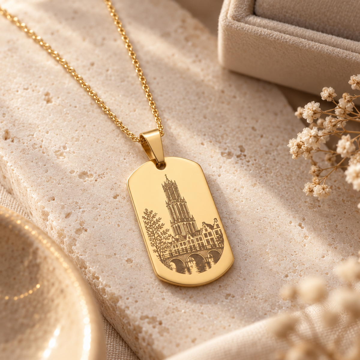 Sfeerfoto van Utrecht ketting met langwerpige Domtoren-hanger
