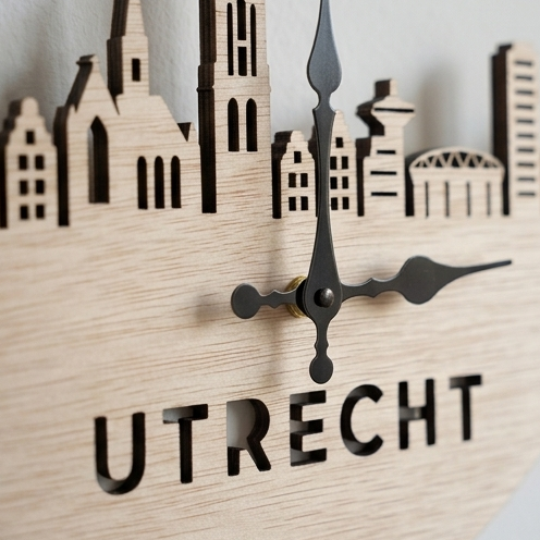 Detail van Houten wandklok Utrecht met Domtoren